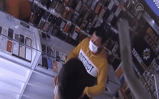 Video: Điện thoại bất ngờ phát nổ, lửa cháy áo khách hàng như ngọn đuốc