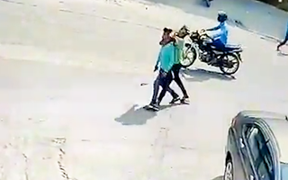 Video: Cậu bé bị người đàn ông siết cổ, cướp điện thoại giữa ban ngày ở Ấn Độ