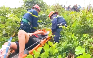 Video: Cảnh sát thả dây cứu người rơi xuống vực ở đèo Hải Vân