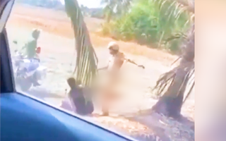 Video: Mặc sắc phục cảnh sát giao thông túm áo đấm, đá 2 thanh niên trên khu đất vắng