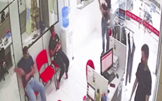 Video: Khách hàng đấu súng với tên cướp trong cửa tiệm
