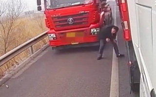 Video: Tài xế bất cẩn khi kiểm tra xe, suýt bị xe tải nặng 'nghiến' nát