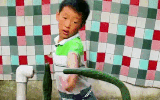 Video: Cậu bé phi lá bài cắt đứt nhiều vật thể