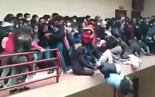 Video: Nhiều sinh viên rơi lầu tử vong do gãy lan can tầng 4 ở Bolivia