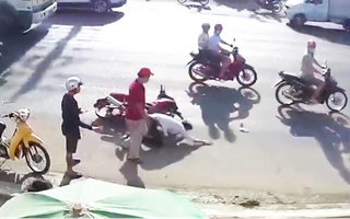 Video: Lao vào hỗn chiến, nam thanh niên bị đánh gục tại chỗ