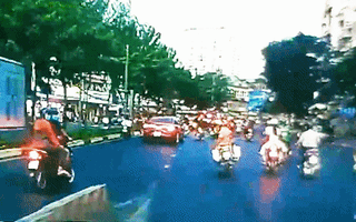 Video: CSGT mở đường cho xe chở bệnh nhân cấp cứu bị kẹt trên quốc lộ 50