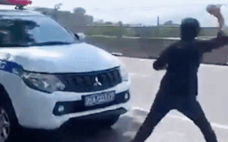 Video: Bị kiểm tra, tài xế ô tô ném đá liên tục vào xe cảnh sát giao thông