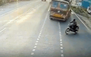 Video: 2 xe tải đối đầu, tài xế và phụ xe bị thương nặng