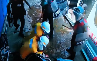 Video: Cảnh sát Myanmar dùng súng đập vào đầu 3 nhân viên y tế trong biểu tình