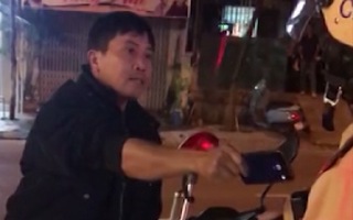 Video: Khởi tố người lấy dép đánh vào mặt CSGT