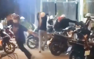 Video: Hỗn loạn nhóm học sinh, thanh thiếu niên đánh nhau tại quán ăn