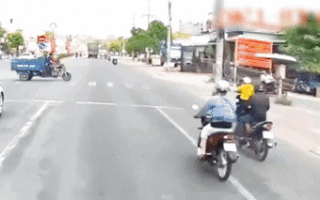 Video: Tình huống giao thông cực kỳ nguy hiểm, người phụ nữ tông xe ba gác lật ngang