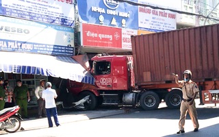 Video: Xe container ôm cua lao vào cửa hàng, tông chết một người