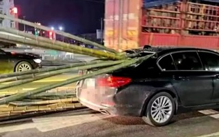 Video: Hãi hùng cảnh hàng chục cây tre xuyên thủng ô tô