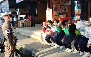 Video: Phạt 6 nữ sinh 'thụt dầu' vì chở nhau không đội mũ bảo hiểm