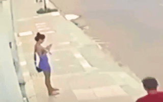 Video: Thanh niên giật điện thoại cô gái bầm dập với người đi đường ở Brazil
