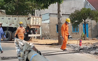 Video: Xe ben quên hạ thùng, 6 cột điện ngã la liệt ở Bình Dương