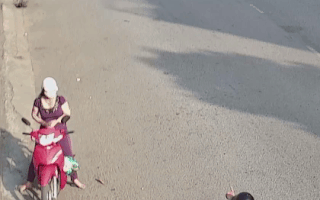 Video: Cướp lộng hành giật dây chuyền của phụ nữ giữa ban ngày ở miền Tây