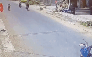 Video: Hài hước xe máy ‘tự trốn’ vào bụi cây bên đường sau khi chủ té ngã