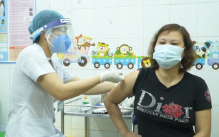 Video: Nhiều nữ nhân viên tuyến đầu chống COVID-19 vui mừng được tiêm vắc xin