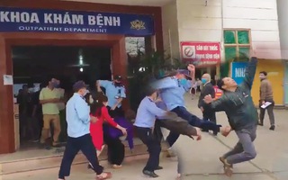 Video: Nhóm bảo vệ và người dân ‘đại chiến’ ngay trước khoa khám bệnh