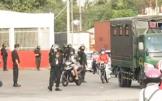 Video: Hàng chục cảnh sát bao vây, kiểm tra nhiều cây xăng ở Bình Dương