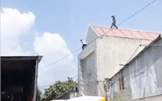 Video: Người đàn ông nghi ngáo đá nhảy từ nóc nhà xuống đất bất tỉnh