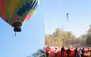 Video: Thót tim với màn đu bám, 'xém rớt' bên ngoài khinh khí cầu của người đàn ông