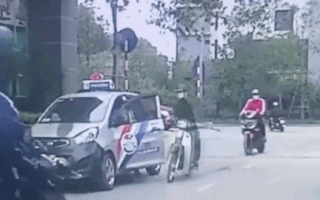 Video: Tài xế taxi mở cửa ‘hạ gục’ người đi xe máy ở Hà Nội