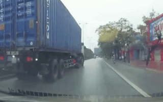 Video: 2 thanh niên thoát chết thần kỳ khi lọt vào gầm xe container