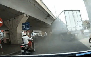 Video: Xe tải nổ lốp như bom, người phụ nữ 'giật mình' ngã nhào