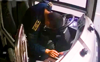 Video: Tài xế xe buýt 'đột quỵ' vẫn cố gắng cho xe vào lề, mở cửa cho khách xuống