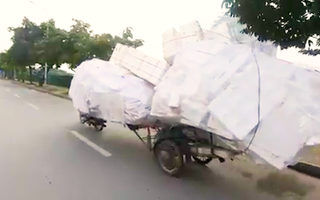 Video: 'Kho hàng di động' tại Hà Nội gây 'sốt' trên trang tin tổng hợp của Anh