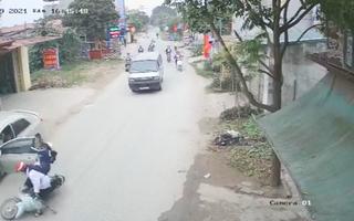 Video: Lại bất cẩn mở cửa ô tô gây tai nạn cho học sinh, suýt xảy ra 'tai nạn kép'
