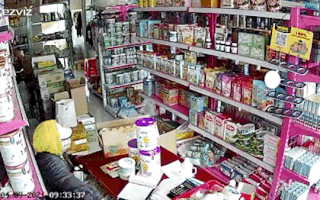 Video: Truy xét nhóm người dàn cảnh trộm tiền cửa hàng tạp hóa giữa ban ngày