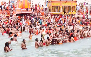 Video: Người dân Ấn Độ chen chúc đi tắm sông, bất chấp COVID-19 đang lây lan