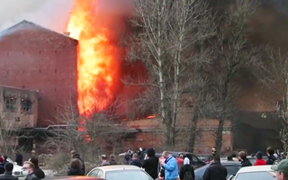 Video: Cháy lớn ở nhà máy lịch sử của Nga, một lính cứu hỏa tử vong