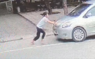 Video: Lên án hành vi mua bia không trả tiền, còn lái ô tô ủi thiếu nữ khi bị ngăn cản