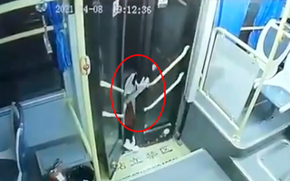 Video: Bé gái bị kẹt ở cửa xe buýt khi xe vẫn chạy, đừng để xảy ra tình trạng tương tự