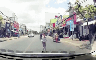 Video: Được tài xế ô tô nhường đường, cậu bé gập người cảm ơn nhận nhiều lời khen ngợi