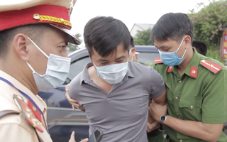Video: Tài xế 'cố thủ' trong xe gần 3 tiếng khi bị yêu cầu đo nồng độ cồn