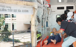 Video: Hàng chục học sinh ngộ độc hô hấp, nghi do đồ chơi mua trước cổng trường