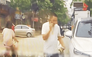 Video: Đi bộ nghe điện thoại, người đàn ông bị giật dây chuyền trong chớp mắt