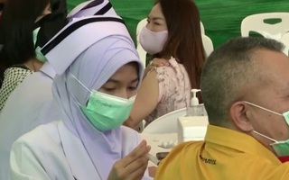 Video: Số ca COVID-19 tăng kỷ lục, nhưng Thái Lan nói sẽ không không phong tỏa toàn quốc