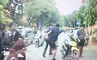 Video: Bất cẩn mở cửa xe gây tai nạn, tài xế ôtô bị đấm đá liên tục
