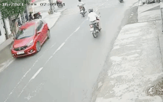 Video: Thót tim với màn lùi xe 'để đời' của nữ tài xế, cho xe tọt thẳng vào nhà dân