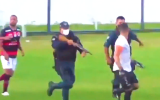 Video: 'Nổi loạn' trên sân, cảnh sát bắn vào chân 1 cầu thủ