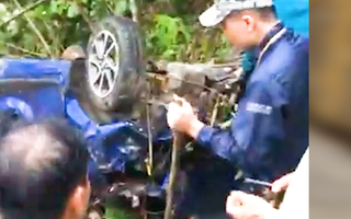 Video: Taxi lao xuống vực ở vùng núi, 1 người chết, 3 người bị thương