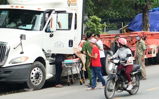 Video: Nam tài xế container chết trong cabin khi xe vẫn nổ máy, đèn vẫn chớp