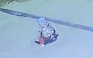 Video: Khoảnh khắc cháu bé 3 tuổi tự mở nắp và rơi xuống cống sâu